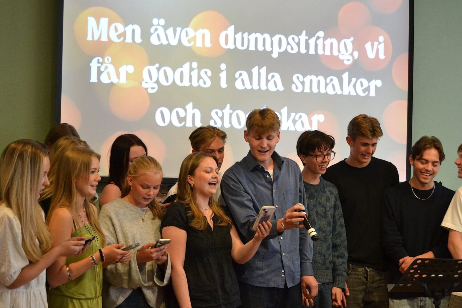 Härlig sång av glada unga