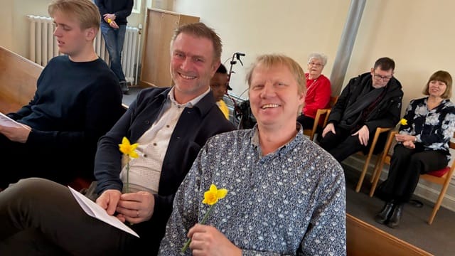 Engagerade unga och blomsterglädje