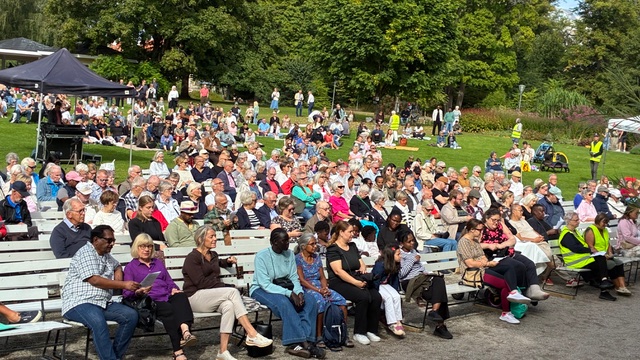 Solig höstupptakt i Stadsparken